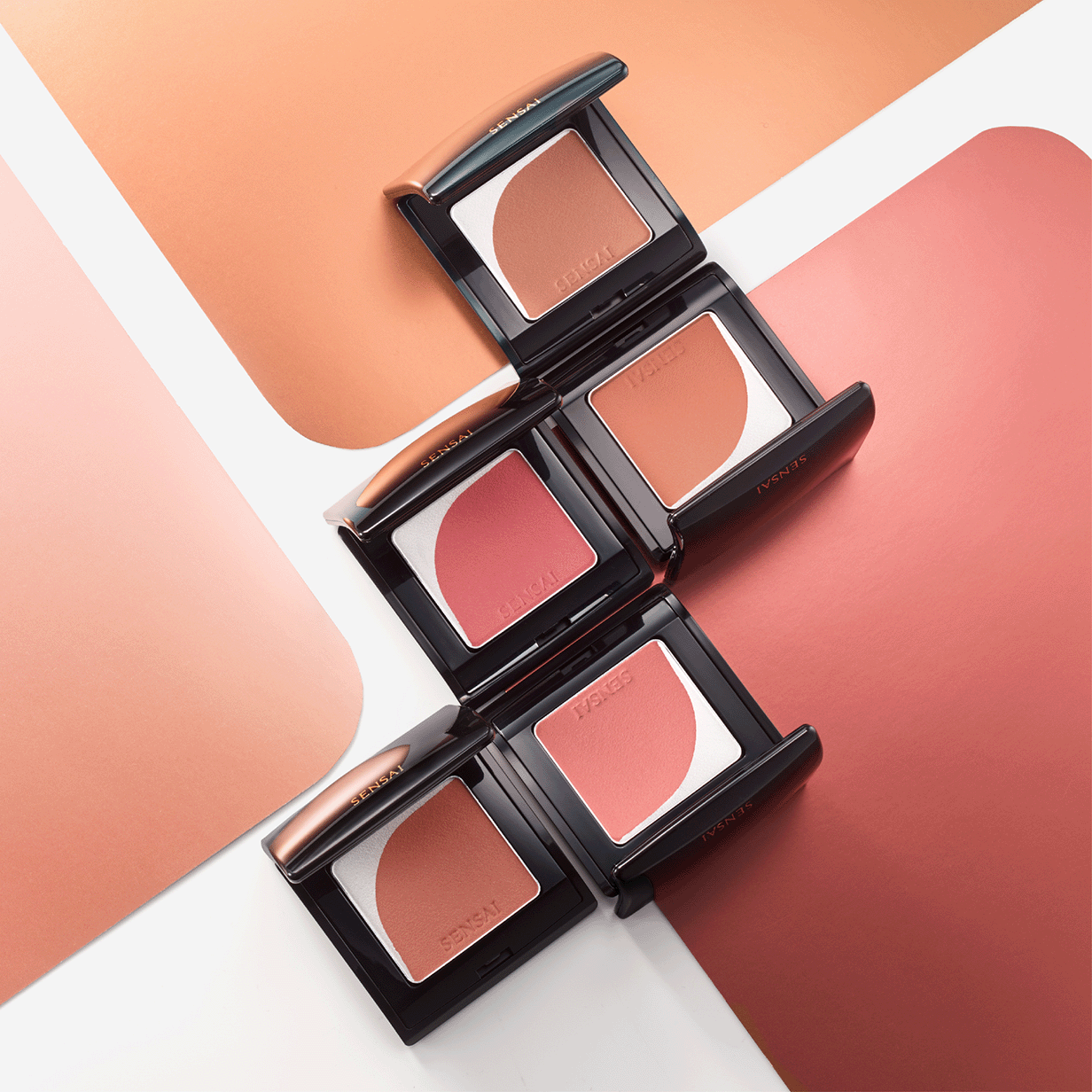 Sensai Fard Illuminante Blooming Blush BB02 Pesca – confezione lussuosa e tonalità pesca su swatch. - thumbnail 3