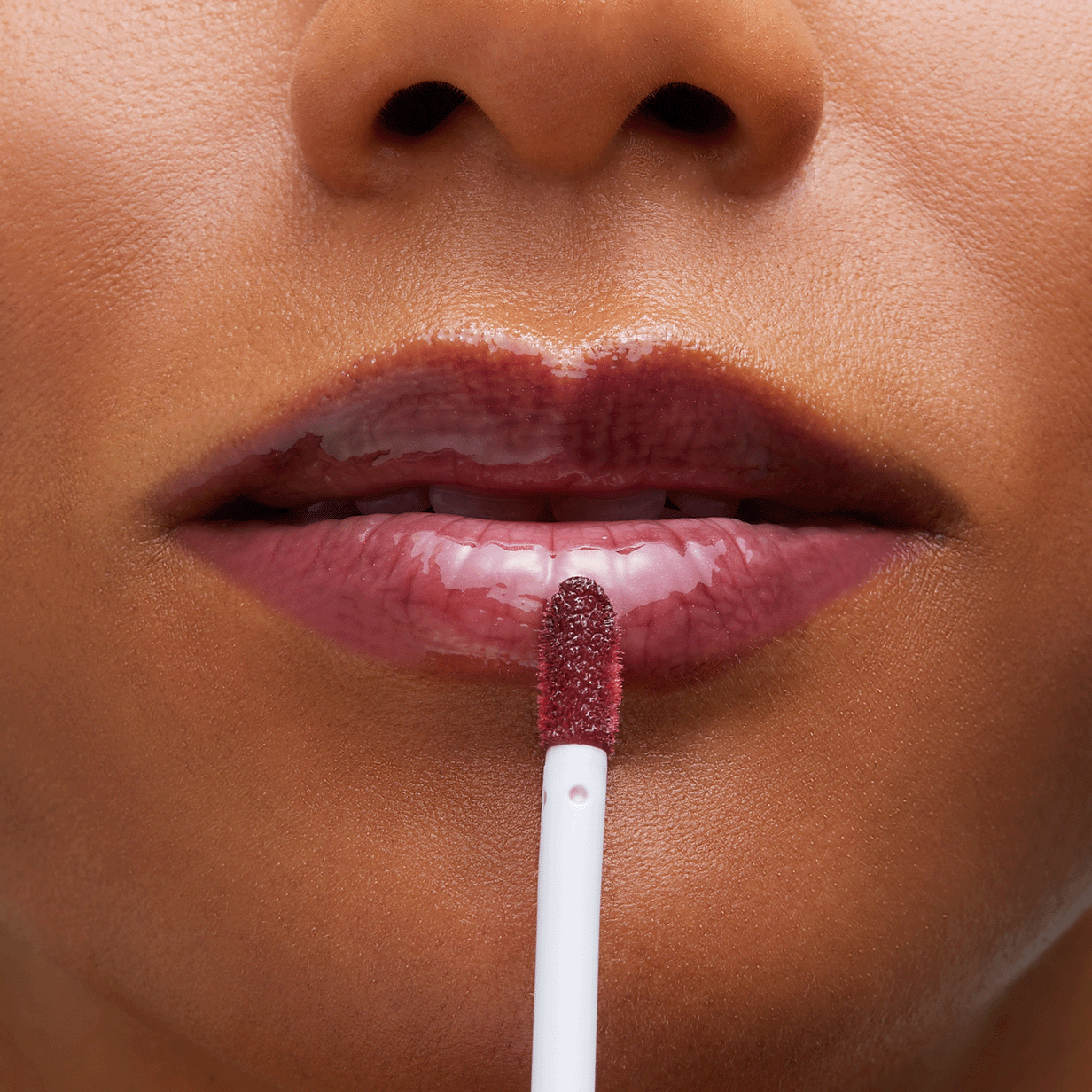 Sensai Total Lip Gloss colore 01, flacone elegante con applicatore in primo piano - thumbnail 2